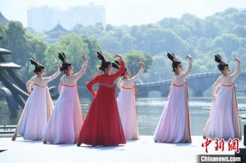中國僑網(wǎng)演員穿古裝進(jìn)行非遺展演,。陳超攝