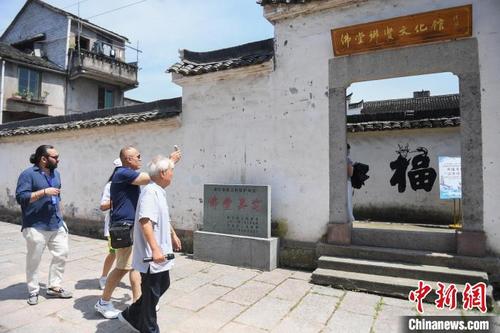 中國僑網(wǎng)網(wǎng)絡(luò)國際傳播達人進入義烏佛堂老街參觀,?!⊥鮿偂z
