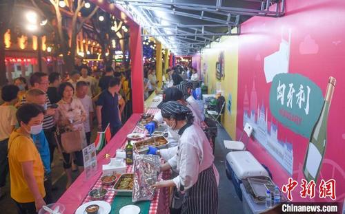 中國僑網(wǎng)眾多市民被匈牙利食品吸引,。 王剛 攝