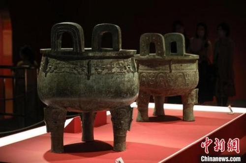 中國(guó)僑網(wǎng)大克鼎、大盂鼎在上海博物館重聚,。張亨偉攝