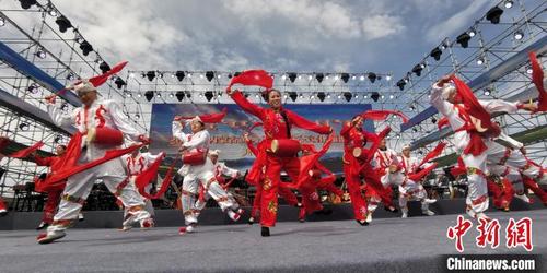 中國(guó)僑網(wǎng)圖為“2021·內(nèi)蒙古黃河幾字灣生態(tài)文化旅游季”開(kāi)幕式現(xiàn)場(chǎng),。 閆晨光 攝