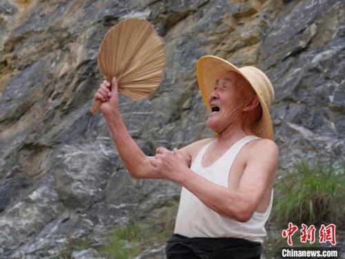 中國僑網(wǎng)王理亮清一清嗓子,就能輕松地喊出一曲石馬江號(hào)子。王昊昊攝