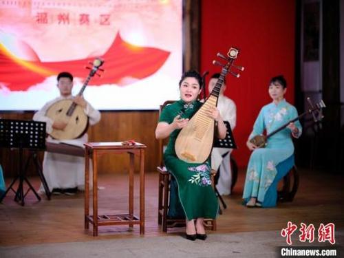 中國(guó)僑網(wǎng)鄭怡(前)在演出中,。 受訪者供圖
