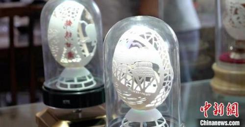 中國僑網(wǎng)圖為蘭州蛋雕手藝人吳義澤作品《蘭州中山橋》,。艾慶龍 攝