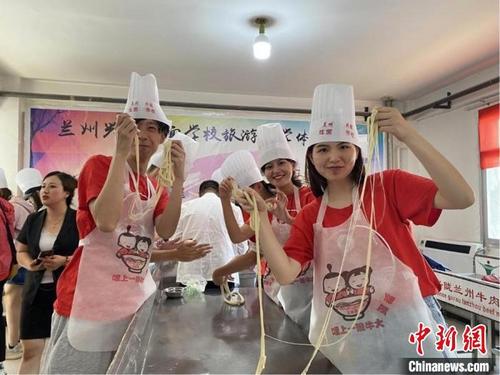 中國(guó)僑網(wǎng)8月5日,為期20天的“文化遺產(chǎn)友好使者絲綢之路研習(xí)營(yíng)”活動(dòng)正在甘肅進(jìn)行,。圖為港澳青少年學(xué)做牛肉面,?!∈Y煜 攝