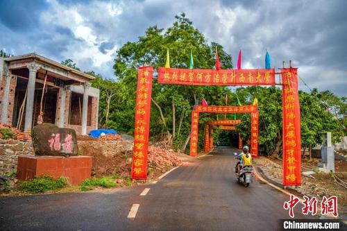 中國(guó)僑網(wǎng)圖為海南儋州為高考學(xué)子立升學(xué)“彩門” 駱云飛 攝