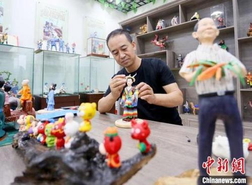 中國(guó)僑網(wǎng)8月31日,,甘肅省非遺項(xiàng)目成州面塑傳承人安秋平在用混有高粱,、糯米的面泥制作面塑作品?!「哒?攝