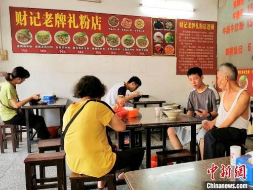 中國(guó)僑網(wǎng)恩平老牌禮粉店是食客日常“打卡點(diǎn)”,。李曉春 攝