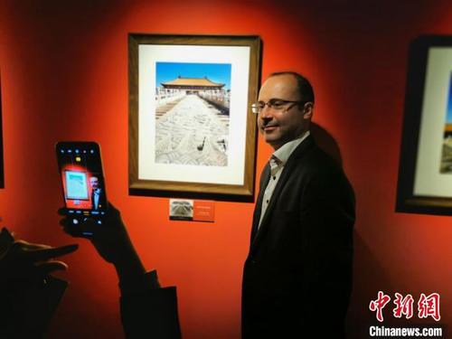 中國僑網(wǎng) 一位駐華外交官興奮地在自己作品前合影 應(yīng)妮 攝