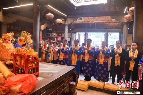 中國僑網(wǎng)10月22日,,湄洲媽祖祖廟董事會(huì)為尼日利亞拉格斯中非第一村媽祖廟舉行割香掬火儀式?!「邅喅伞z