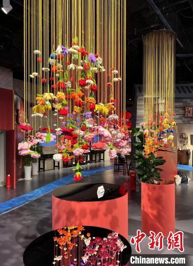 中國僑網(wǎng)海派絨線作品《絨之百花·春之鏡像》 郭建晨 供圖