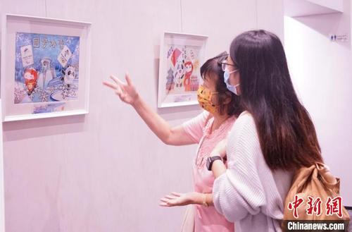 中國僑網(wǎng)馬來西亞民眾觀賞獲獎明信片 陳悅 攝