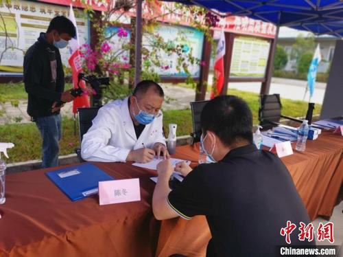 中國僑網(wǎng)中國援柬中醫(yī)抗疫專家組成員陳冬為在柬中資企業(yè)員工義診?!<医M提供