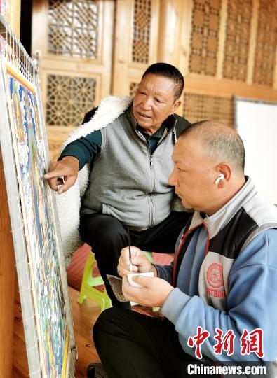 中國僑網(wǎng)圖為西合道指導(dǎo)唐卡繪畫,。 韓麗 攝