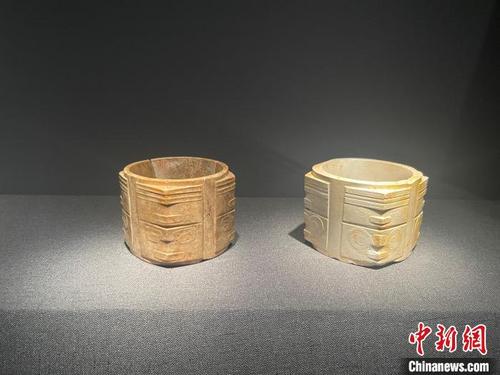 中國僑網(wǎng)現(xiàn)場(chǎng)展出的玉琮,左側(cè)那件出土于晉侯墓,,右側(cè)的出土于瑤山遺址?!⊥τ辍z