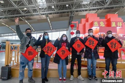 中國僑網(wǎng)圖為在贛留學青年手持“福”字合影,?!」睬鄨F江西省委 供圖