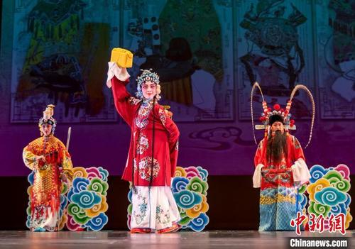 中國僑網(wǎng)梨園小弟子登臺表演?!〖幽么笾袊鴳蚯囆g(shù)協(xié)會供圖